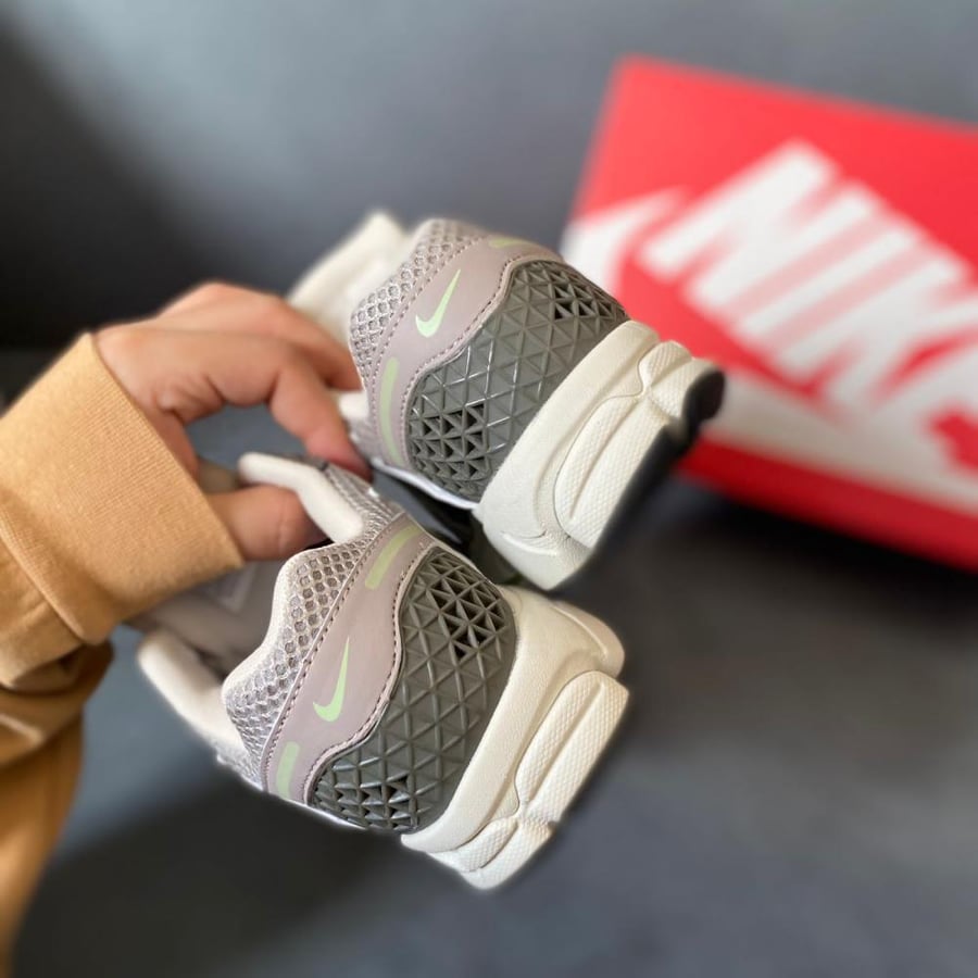 Nike Air Zoom Vomero 5