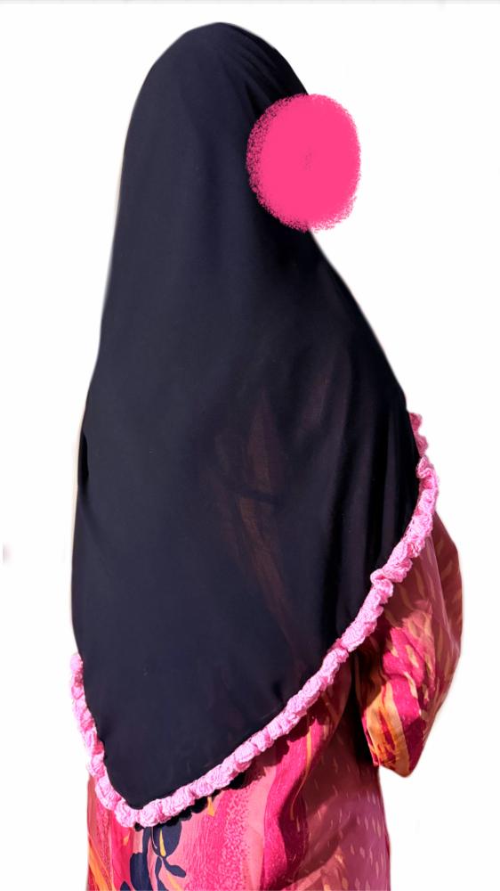 طرحة باللون الأسود مع تدخيلة كروشيه ورديه