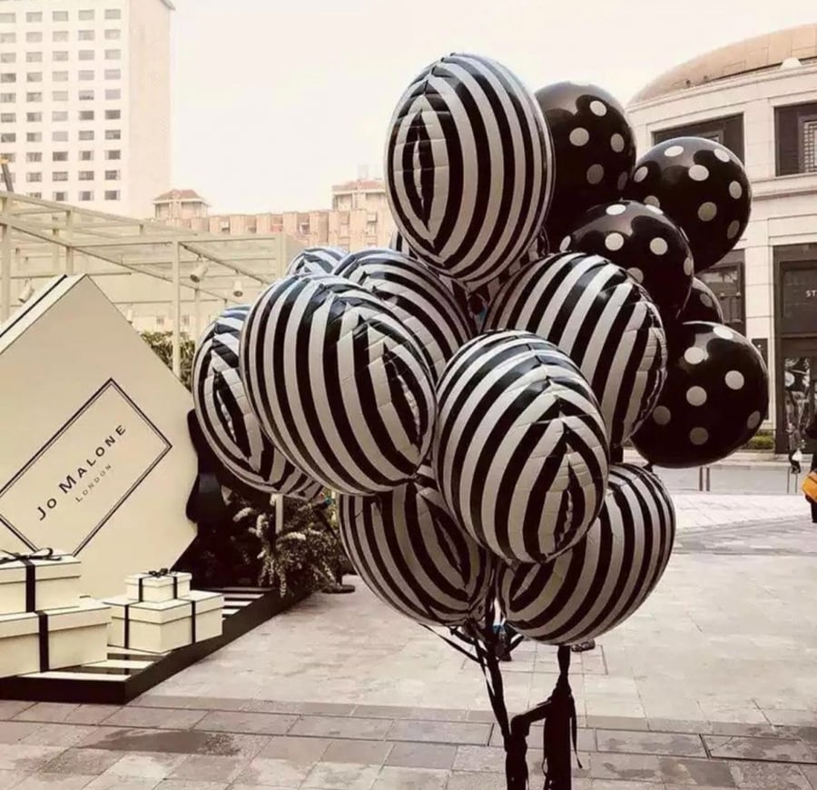 بالون باللون الاسود و الابيض    البالون اسود بنقط بيضاء  8 ريال / (5) حبات  - بدون هيليوم -