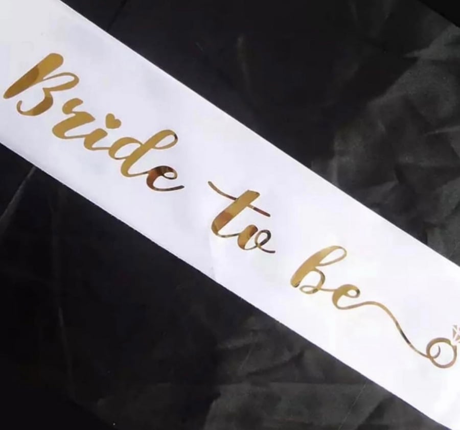 وشاح bride to be باللون الابيض و( الذهبي )