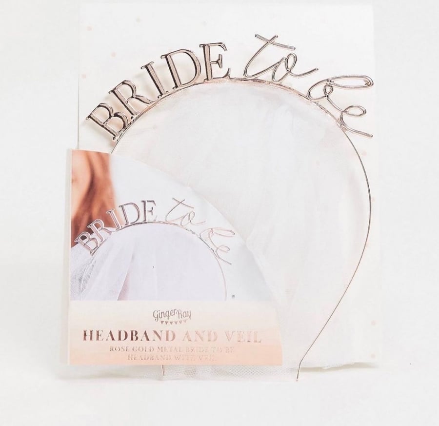 طرحه bride to be ‍  مقاس 56 سم عرض × 55 سم طول