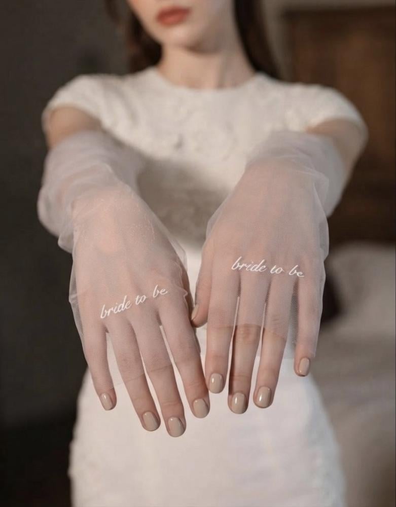 قفاز مناسب لجلسات التصوير بعبارة Bride to be