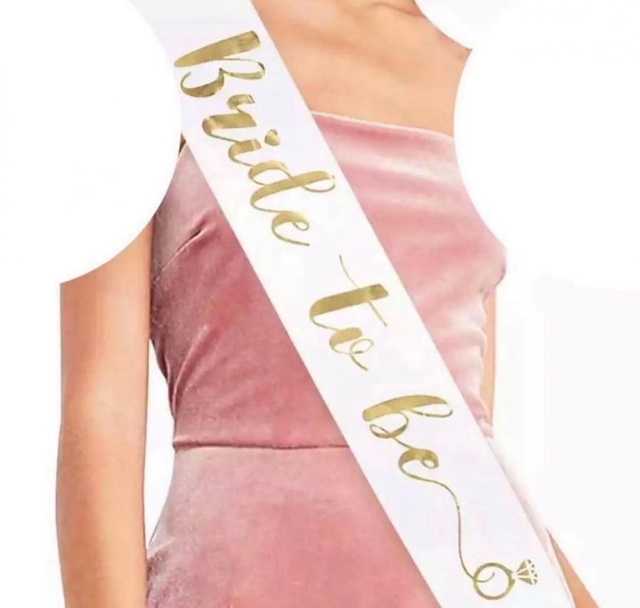 وشاح bride to be باللون الابيض و( الذهبي )