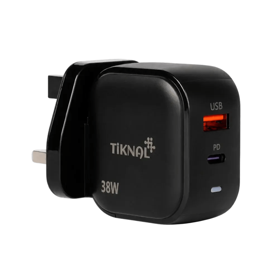 شاحن جداري أسود بمنفذين USB وPD مع مؤشر إضاءة