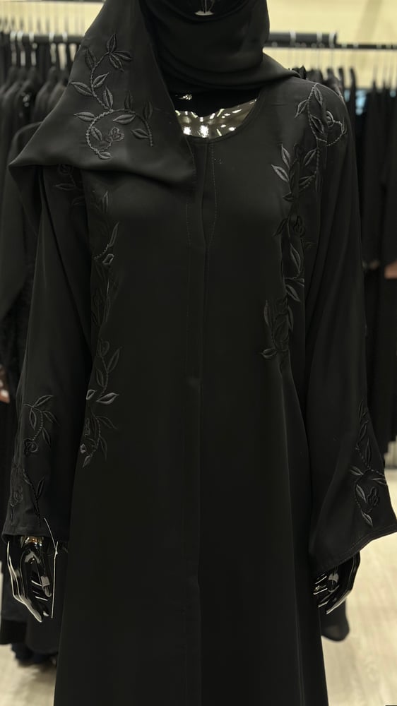 عبايه مطرزه تجمع بين البساطة والفخامة