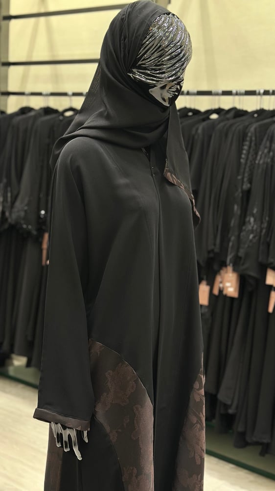 عباية سوده بتصميم عملي وأنيق