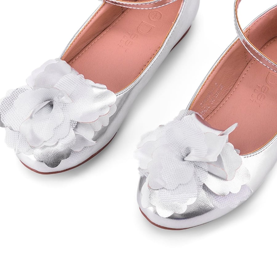 Girls' shoes