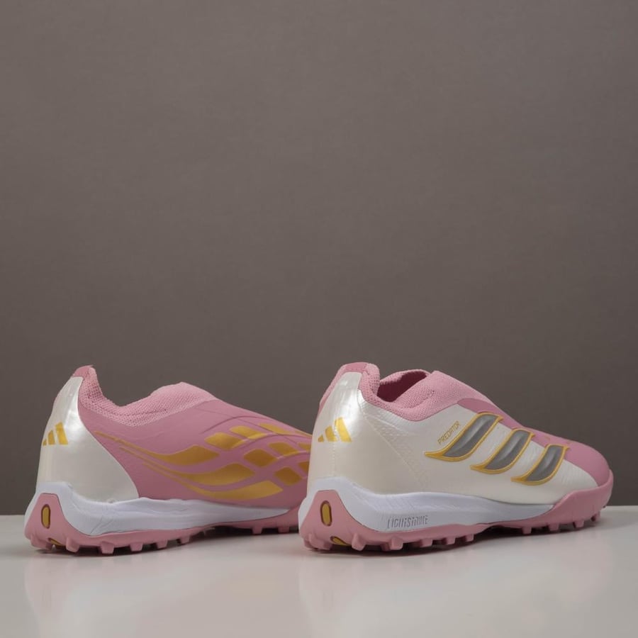 جزمة كرة قدم Adidas
