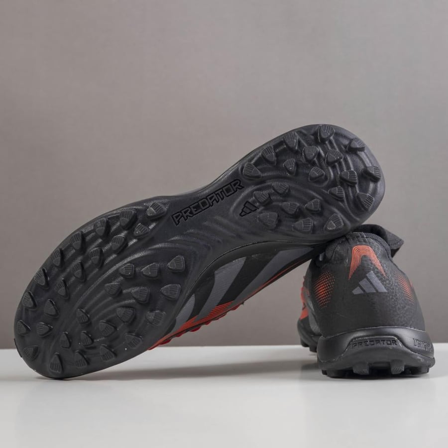 جزمة كرة قدم Adidas