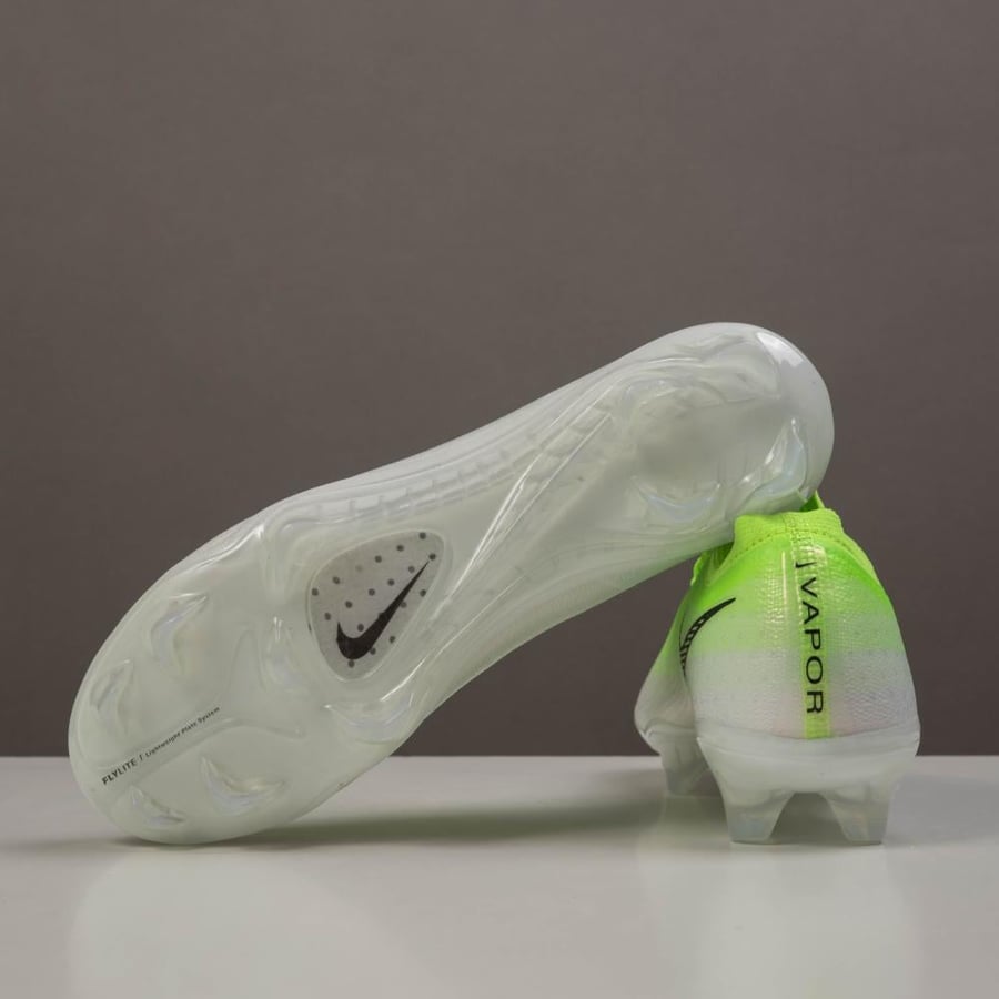 جزمة كرة قدم اطفال  Nike