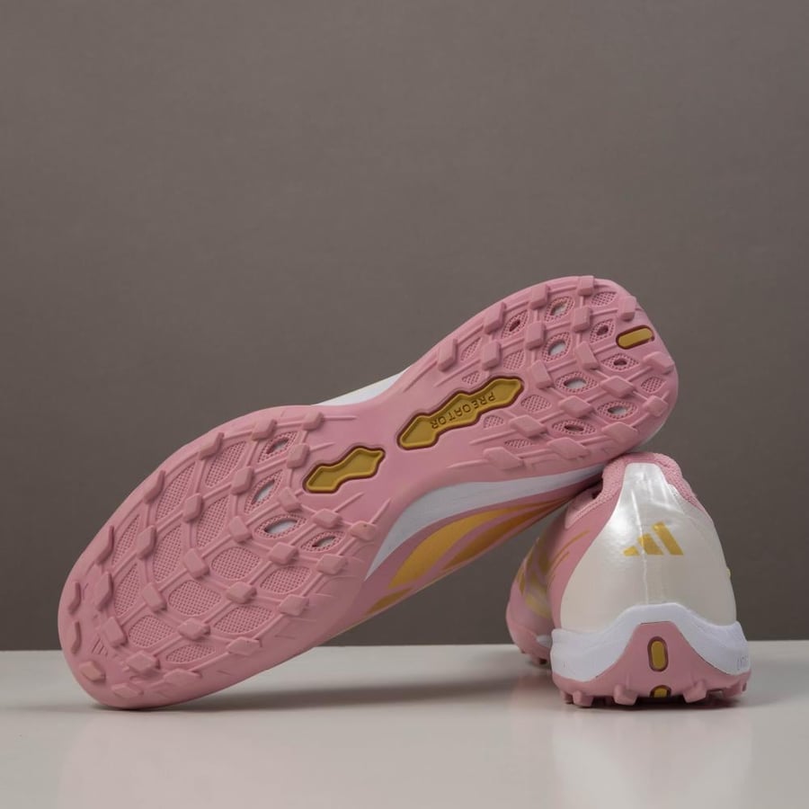 جزمة كرة قدم Adidas