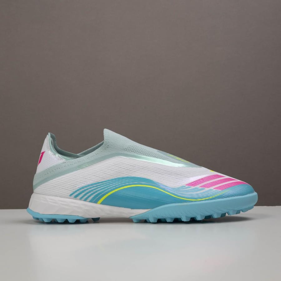 جزمة كرة قدم Adidas