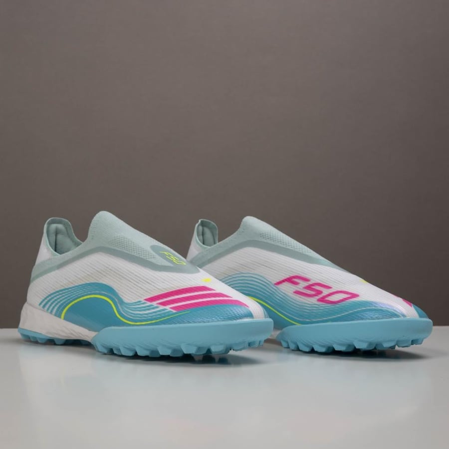 جزمة كرة قدم Adidas
