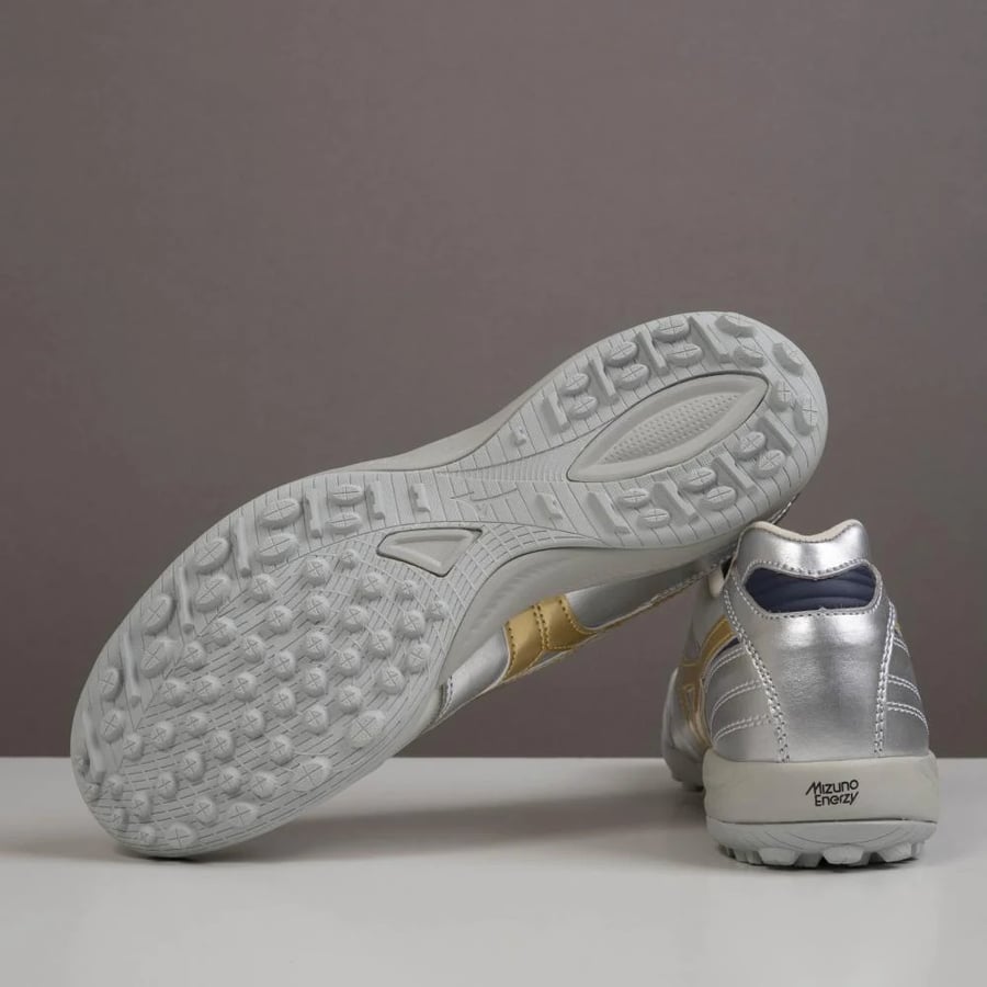 جزمة كرة قدم Mizuno