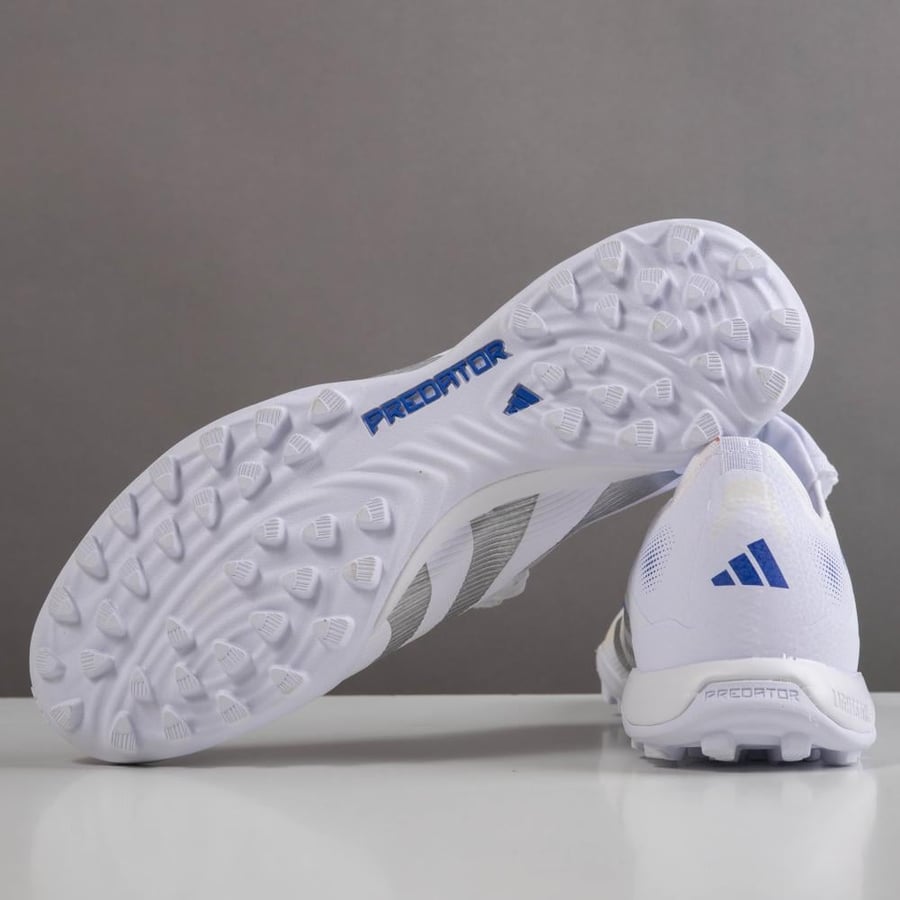 جزمة كرة قدم Adidas