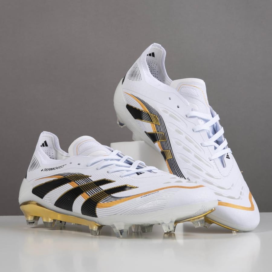 جزمة كرة قدم Adidas