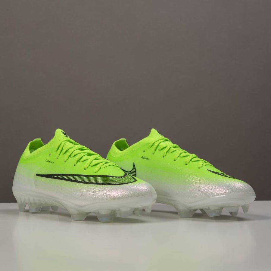 جزمة كرة قدم اطفال  Nike