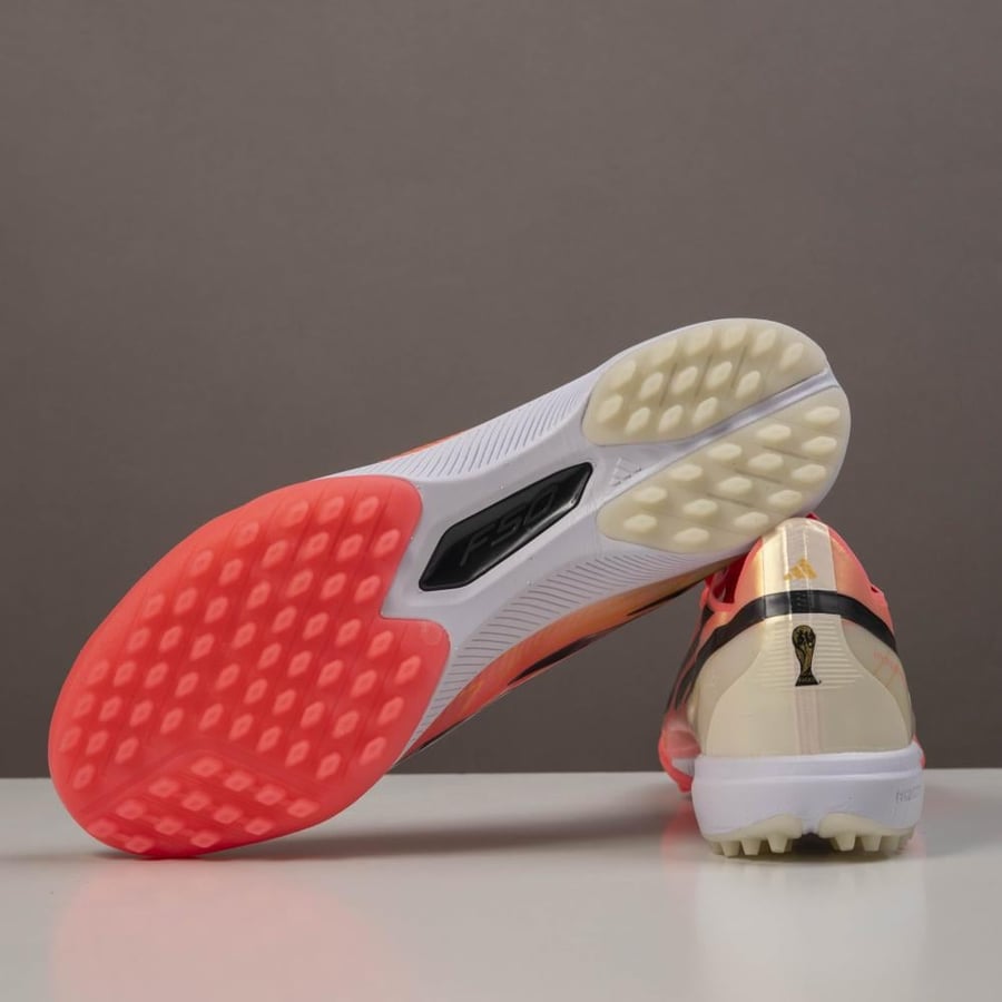 جزمة كرة قدم Adidas