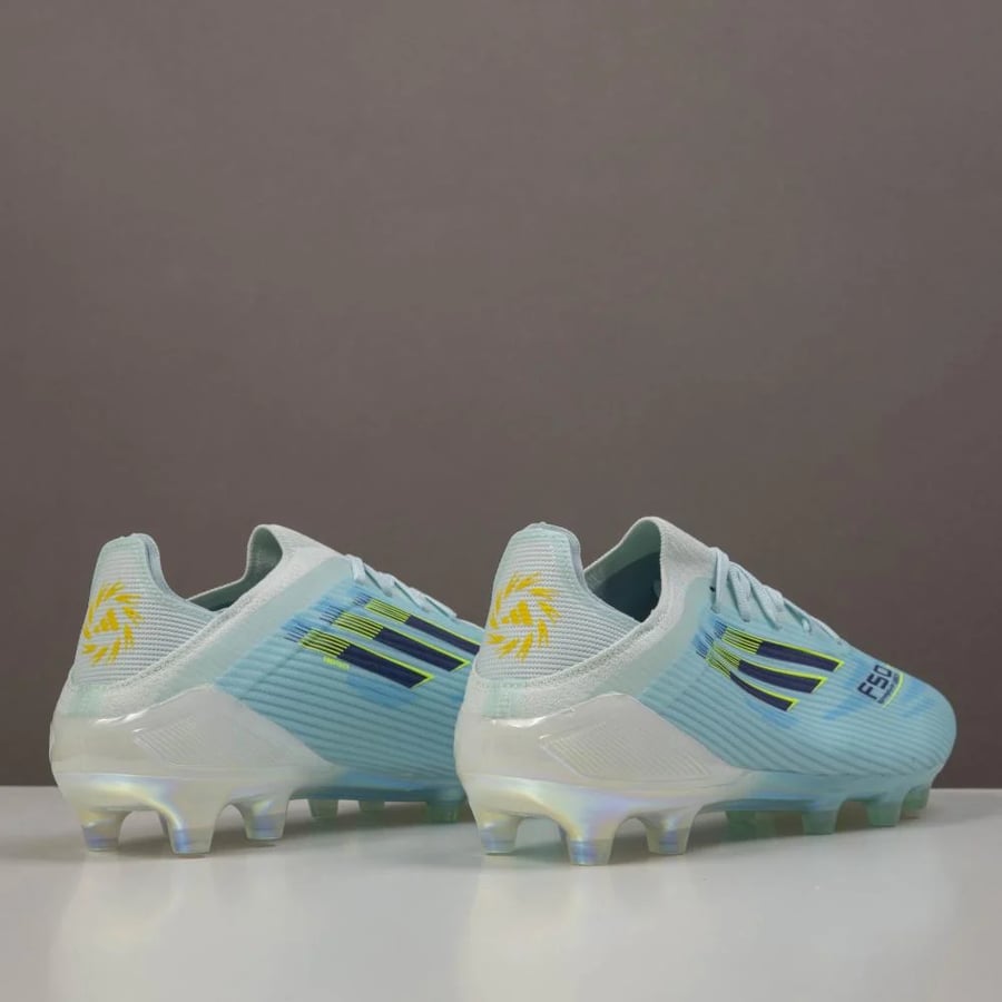 جزمة كرة قدم Adidas