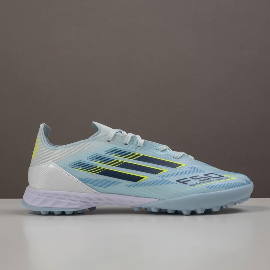 جزمة كرة قدم Adidas