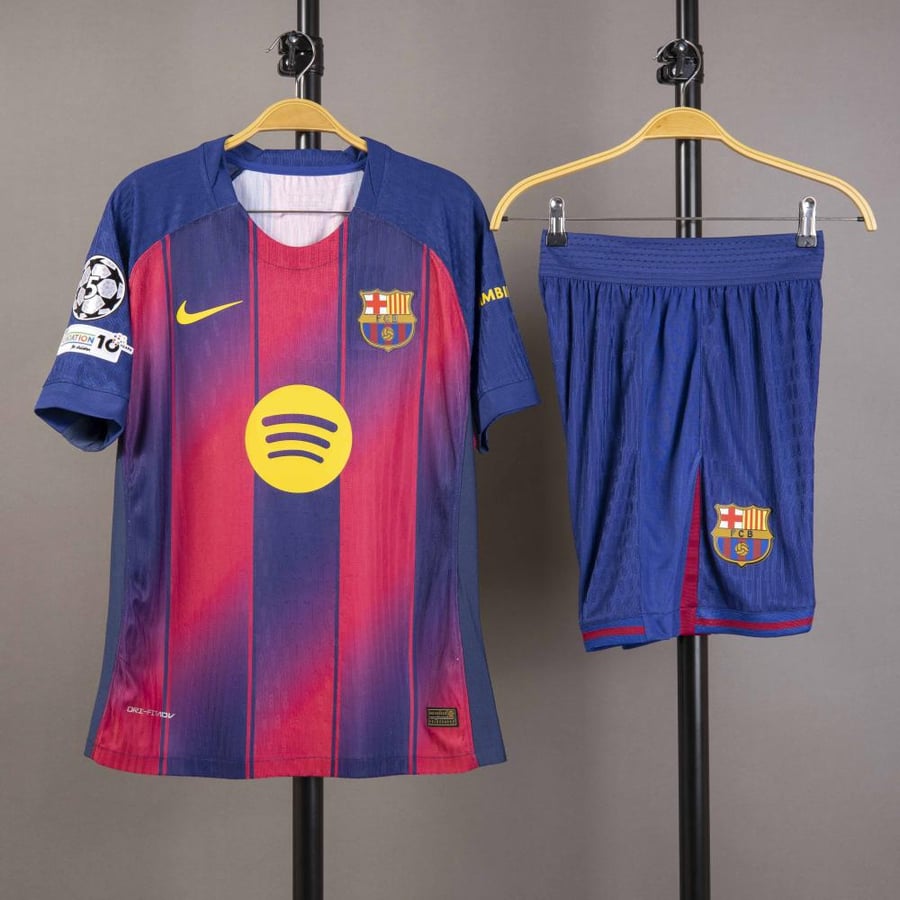 طقم برشلونة الاساسي 2026/2025