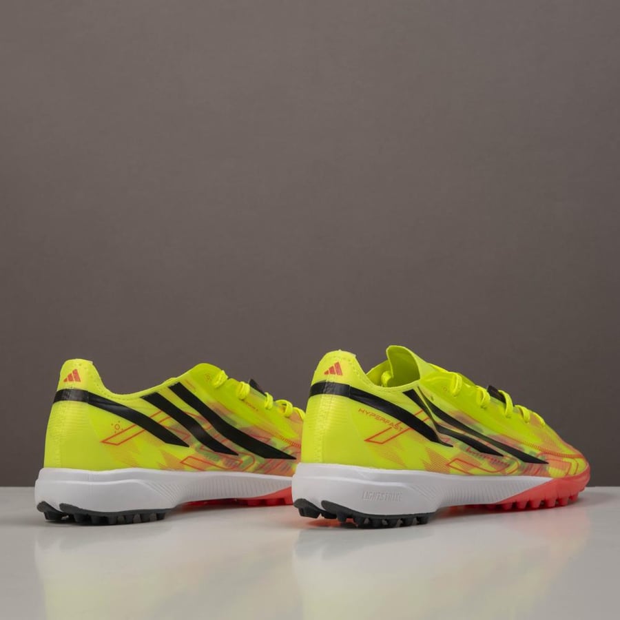 جزمة كرة قدم Adidas