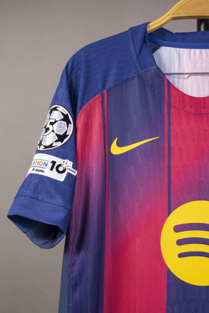 طقم برشلونة الاساسي 2026/2025