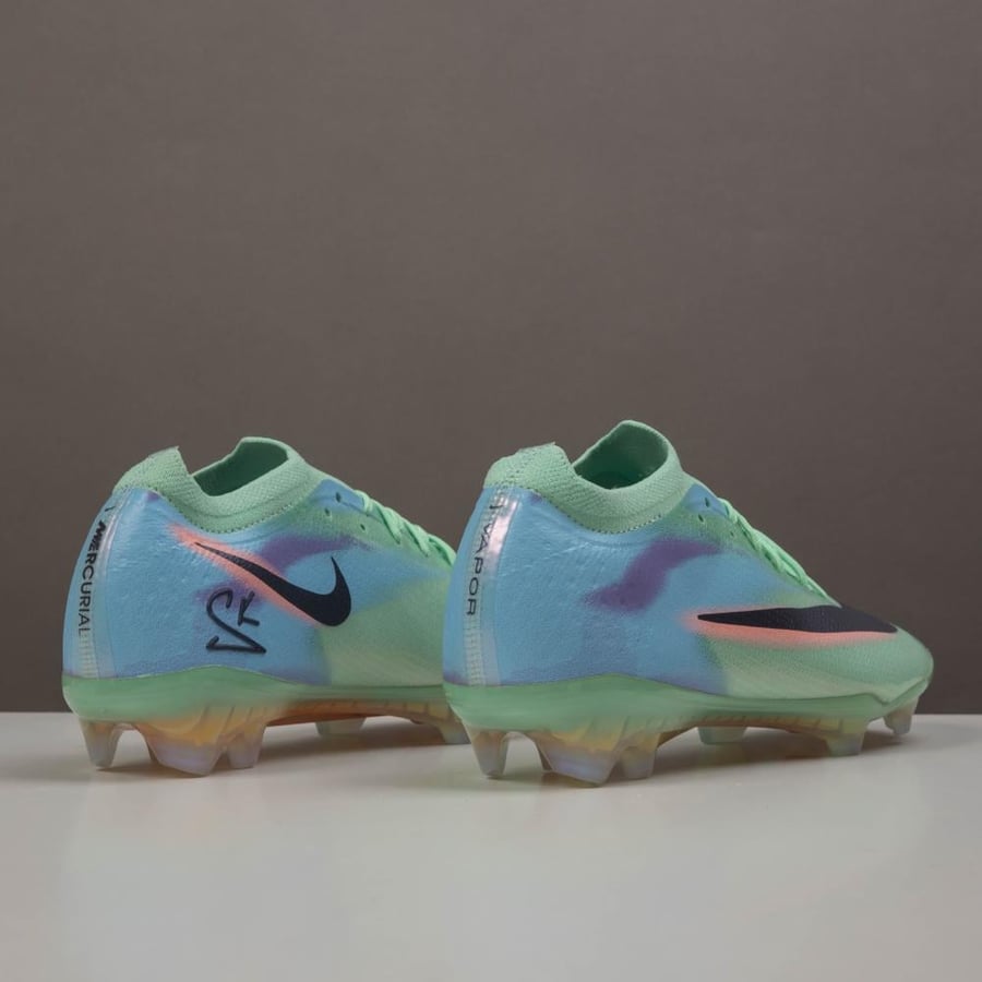 جزمة كرة قدم Nike