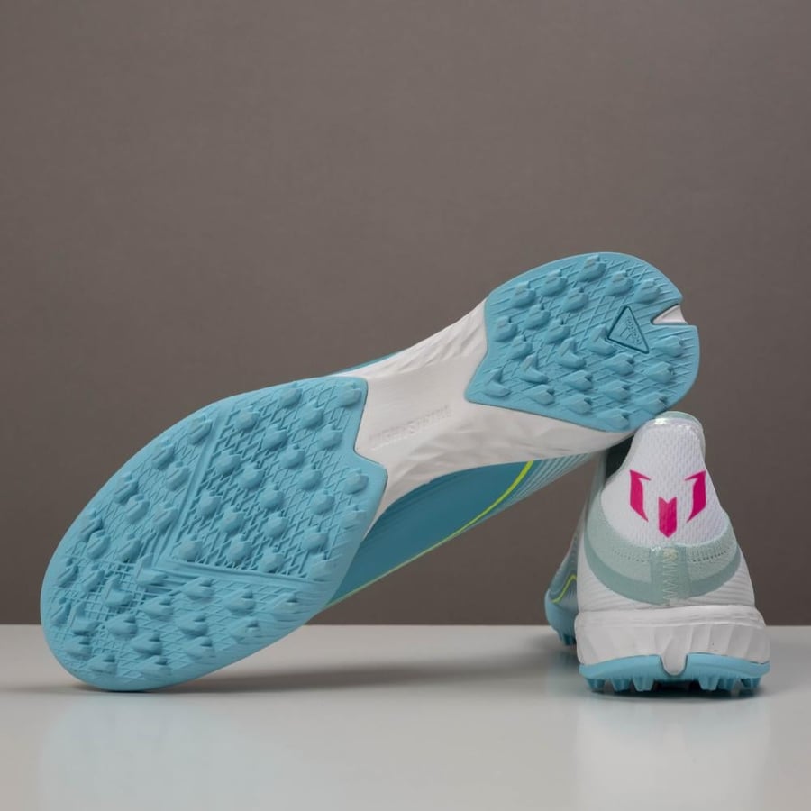 جزمة كرة قدم Adidas