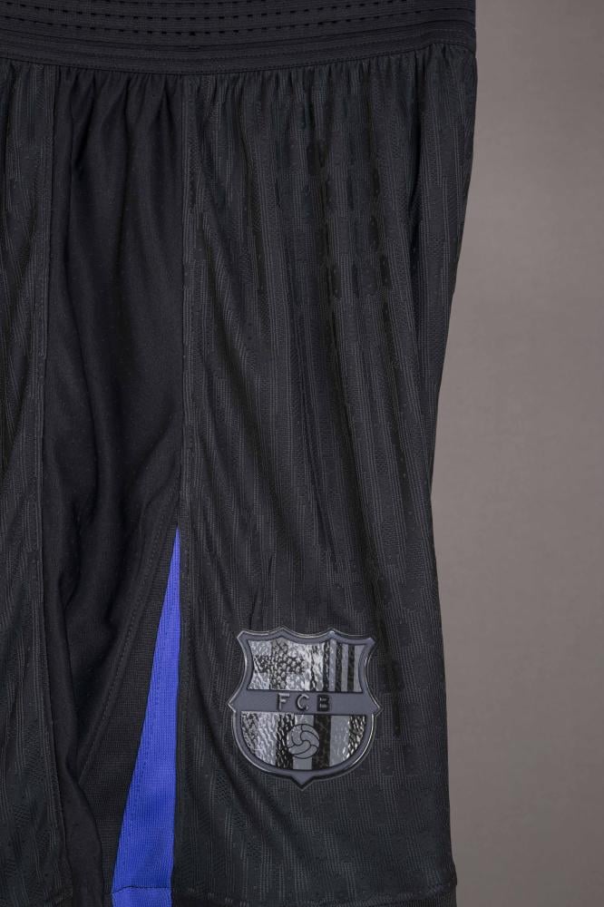 طقم برشلونة الاحتياطي 2026/2025