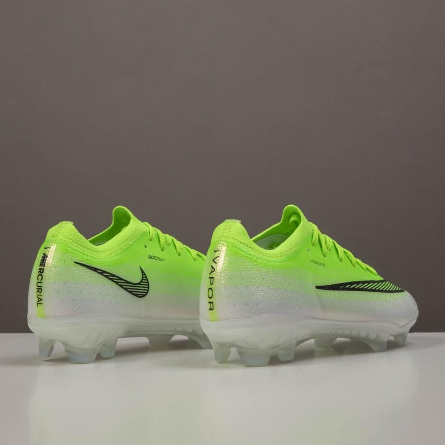 جزمة كرة قدم اطفال  Nike