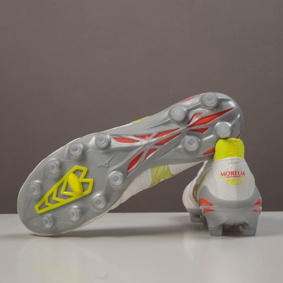 جزمة كرة قدم Mizuno