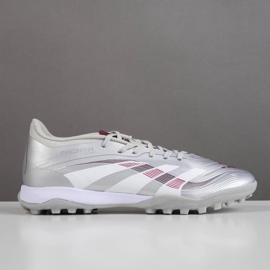 جزمة كرة قدم Adidas