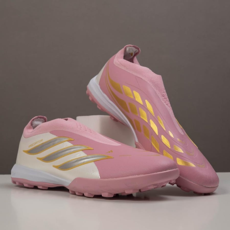 جزمة كرة قدم Adidas