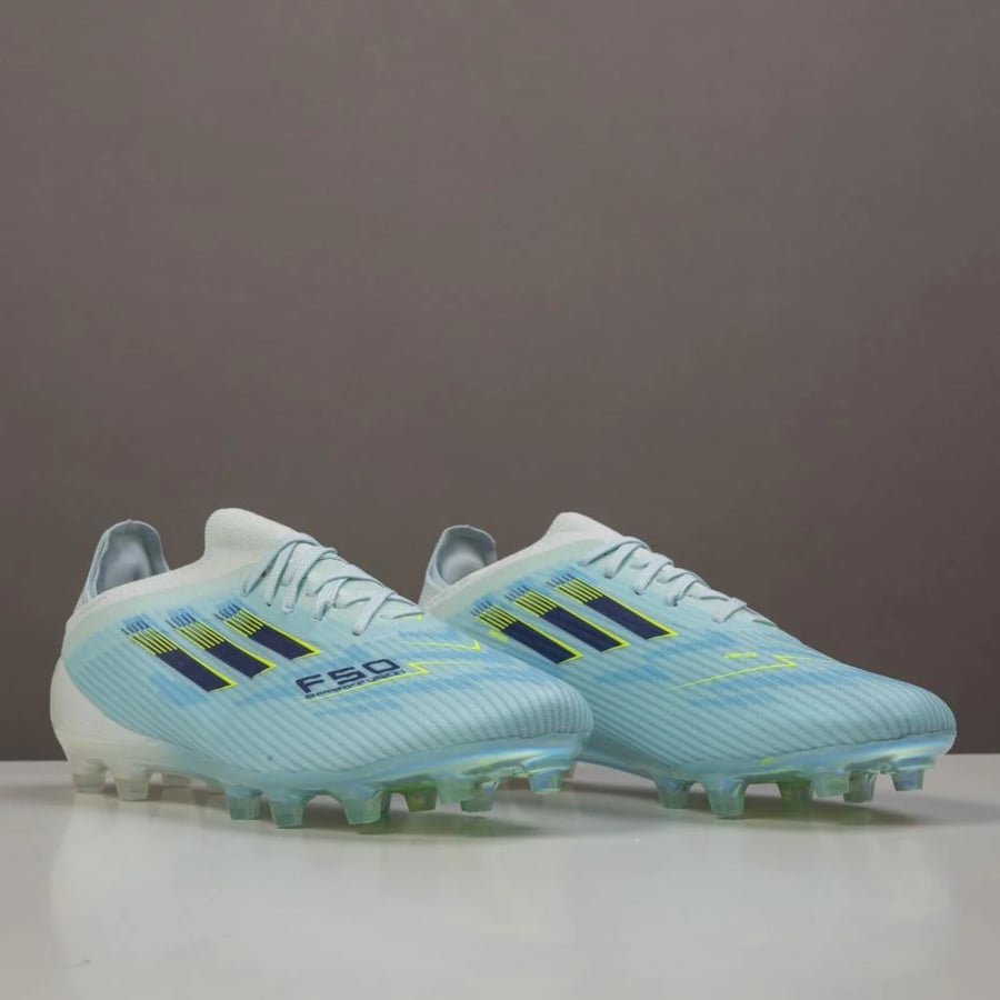 جزمة كرة قدم Adidas