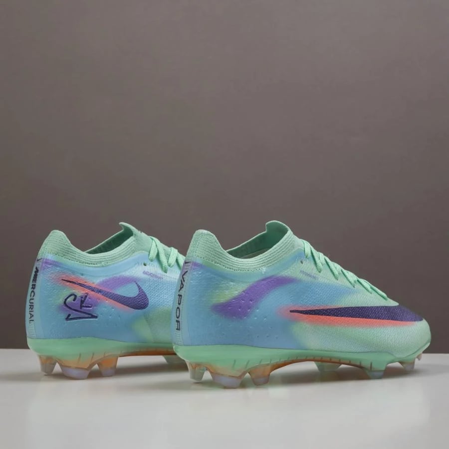جزمة كرة قدم اطفال  Nike
