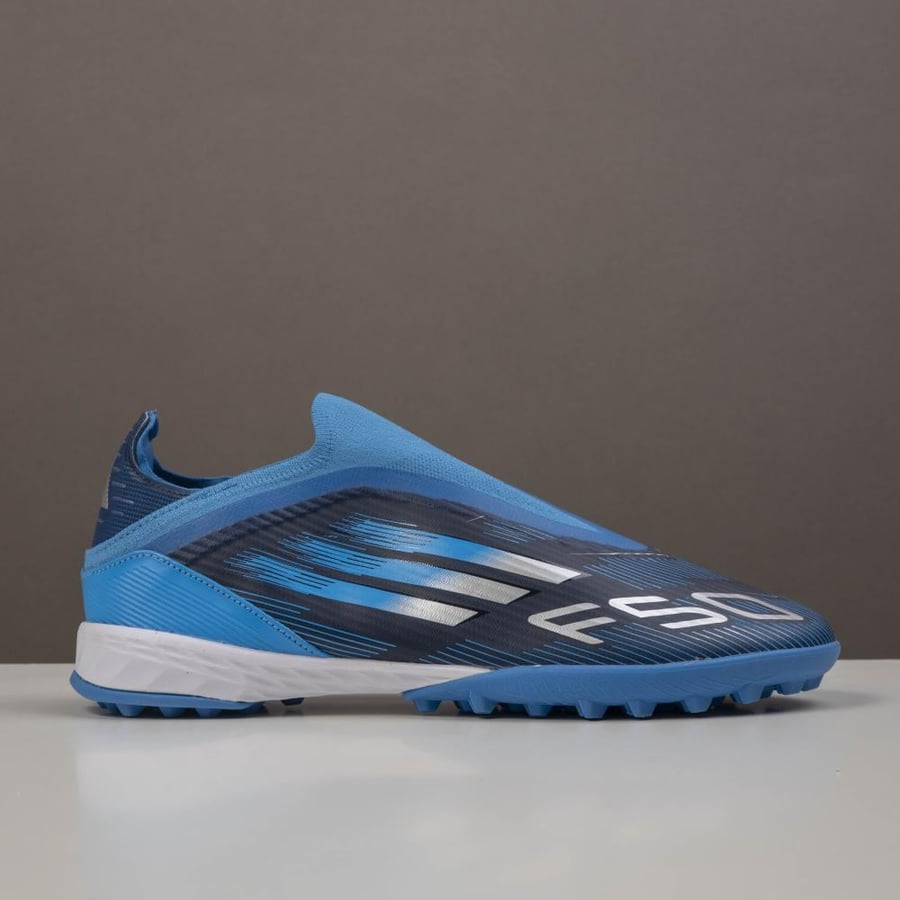 جزمة كرة قدم Adidas