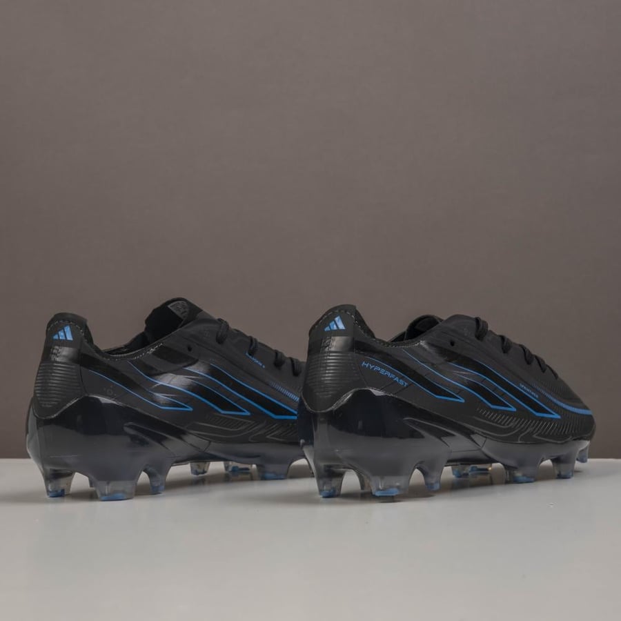 جزمة كرة قدم Adidas