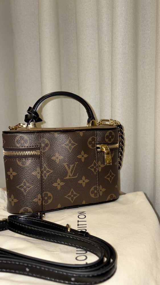 لويڤيتون vanity chain pouch