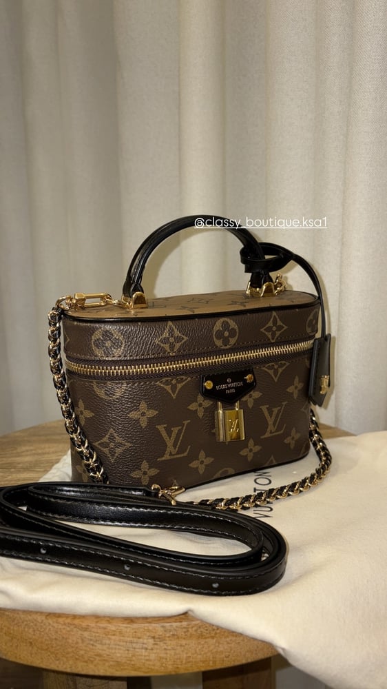 لويڤيتون vanity chain pouch