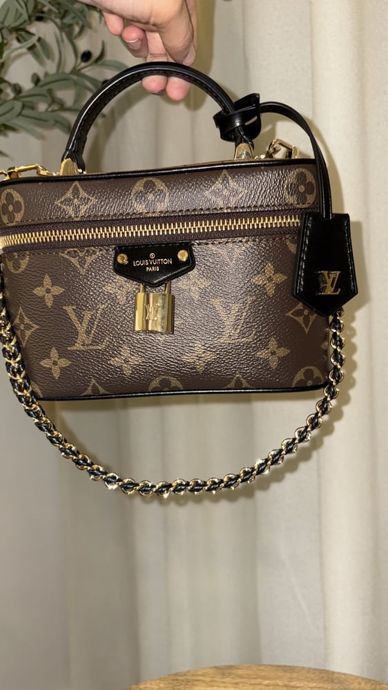 لويڤيتون vanity chain pouch