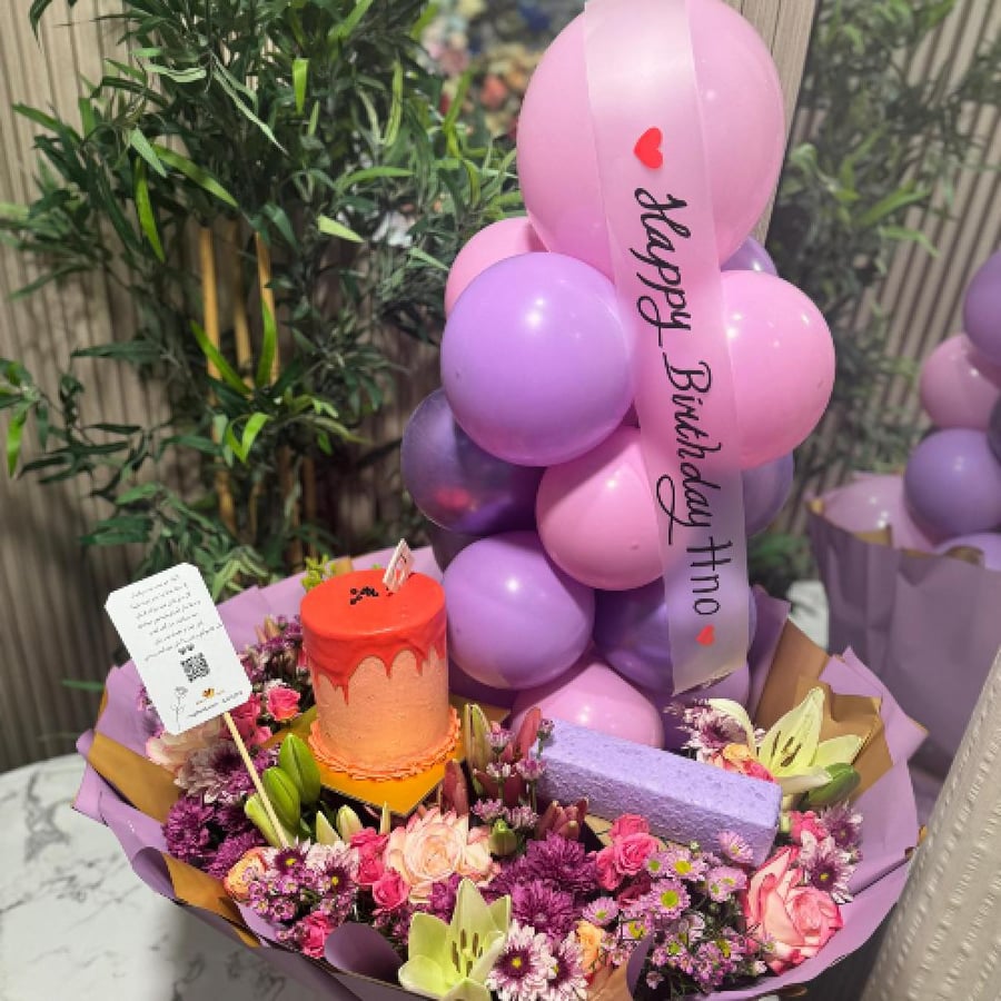 طقم هدية عطر نارسيسو الأسود مع كيكة وباقة ورد وبالونات