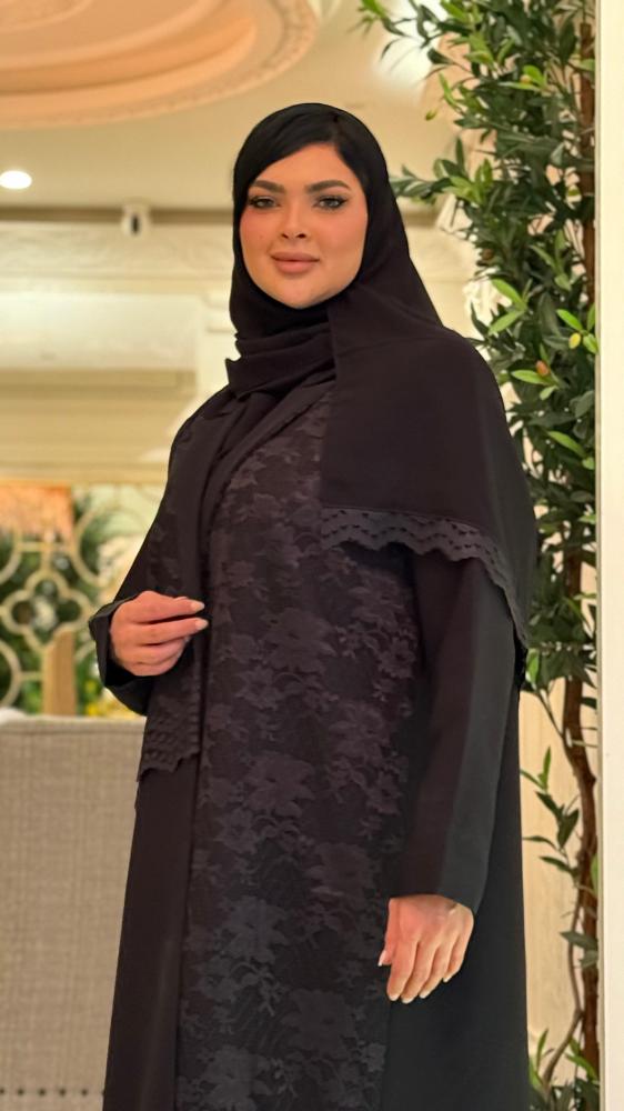 عباية بالطو سوداء مزينه بالدانتيل الأسود من الأمام رزه وفخمه وانيييييقه