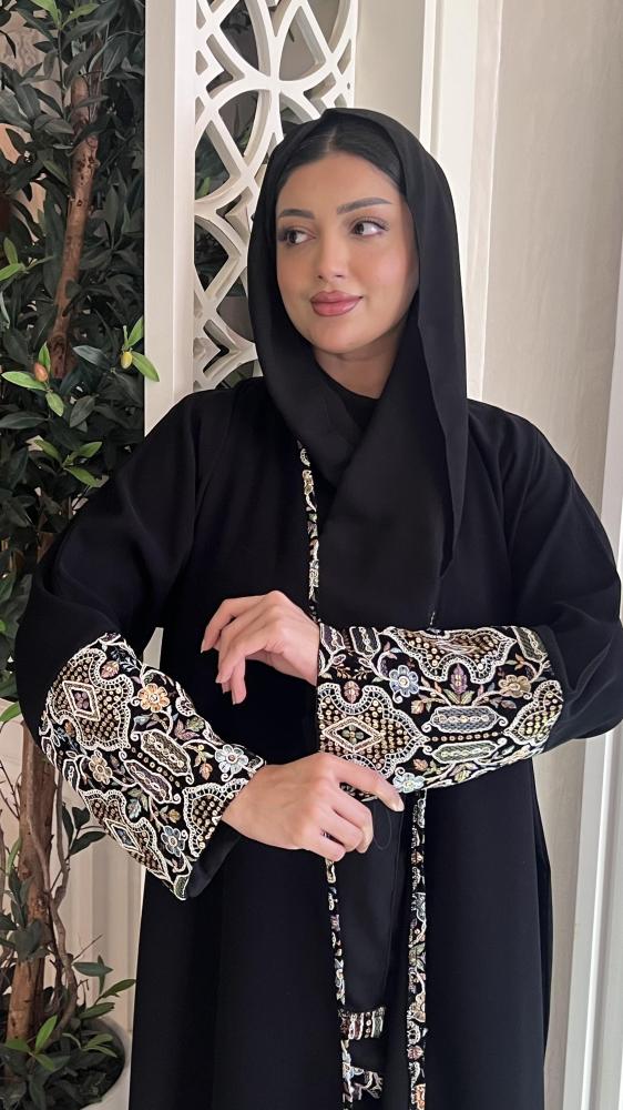 عباية اسود مطرزة بالخيوط الملونه والترتر من الاكمام ومن الامام وبجوانب الطرحة