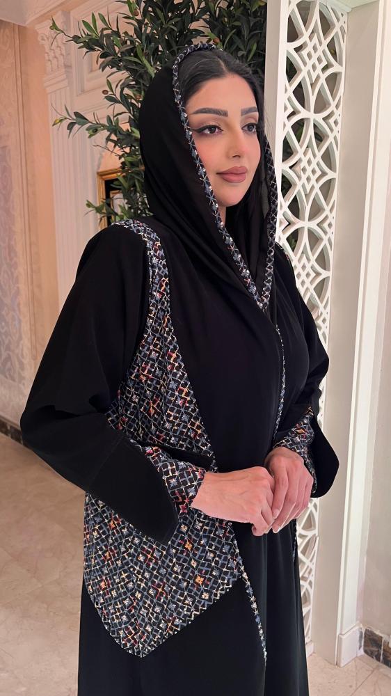عباية العيد سوداء قماش كريب  مزينة بخيوط التريكو بشكل انيق جداً فخمه جداً  جداً مناسبه للسهرات