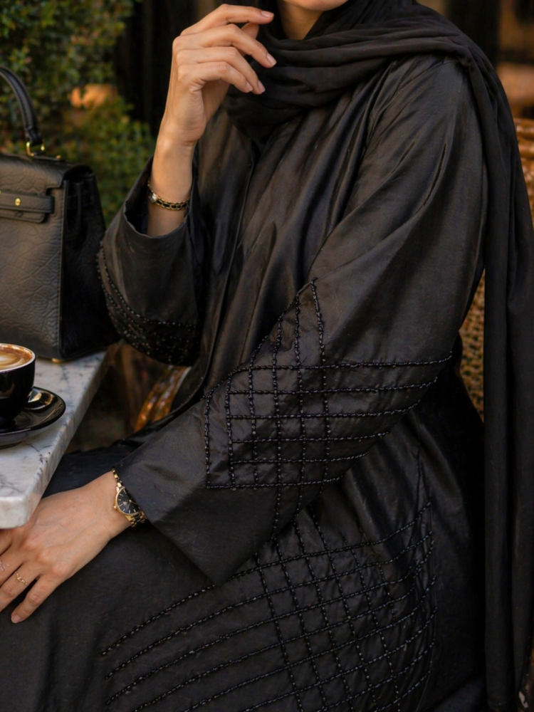 عباية تفته واقفه مطرزه بالفصوص الانيقه