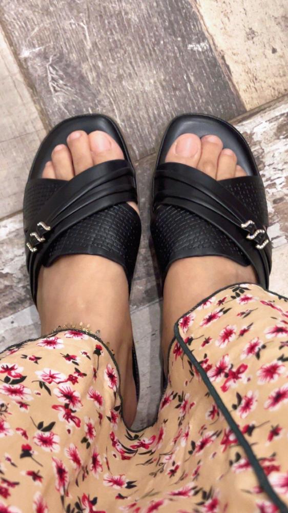 حذاء طبي اسود مرتفع 3 سم مريح وعملي وأنيق