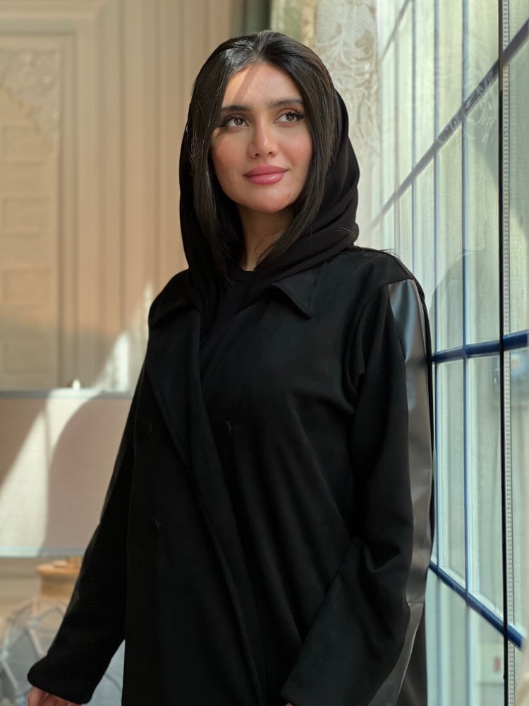 عباية شاموا مرد مزينه بالجلد الاسود من الأكمام