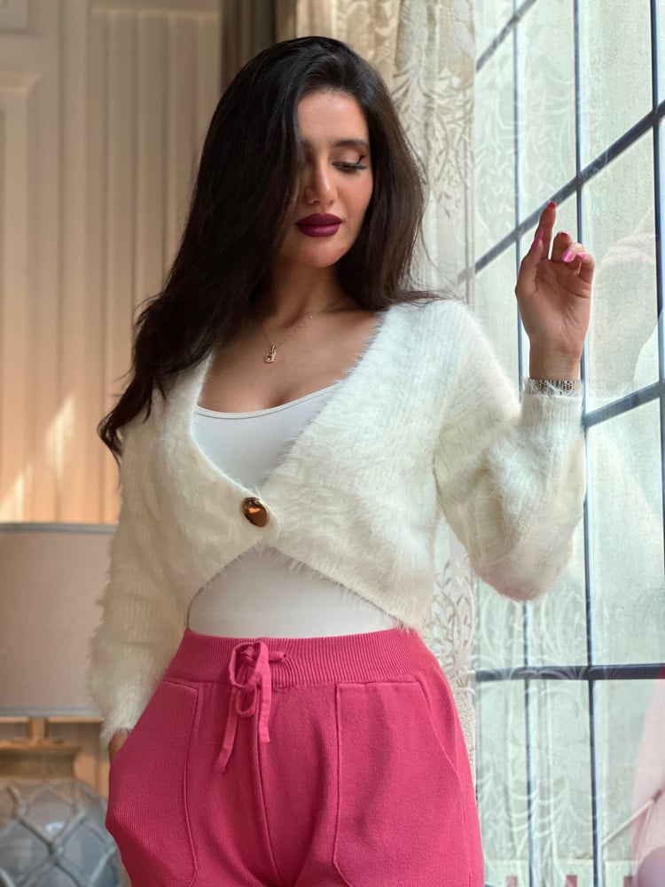 طقم شتوي بنطلون فوشي وبلوزه فرو بيضاء