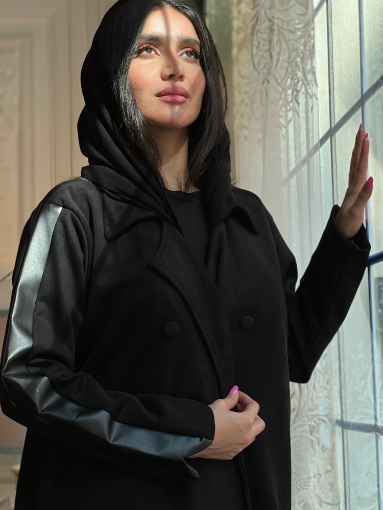 عباية شاموا مرد مزينه بالجلد الاسود من الأكمام